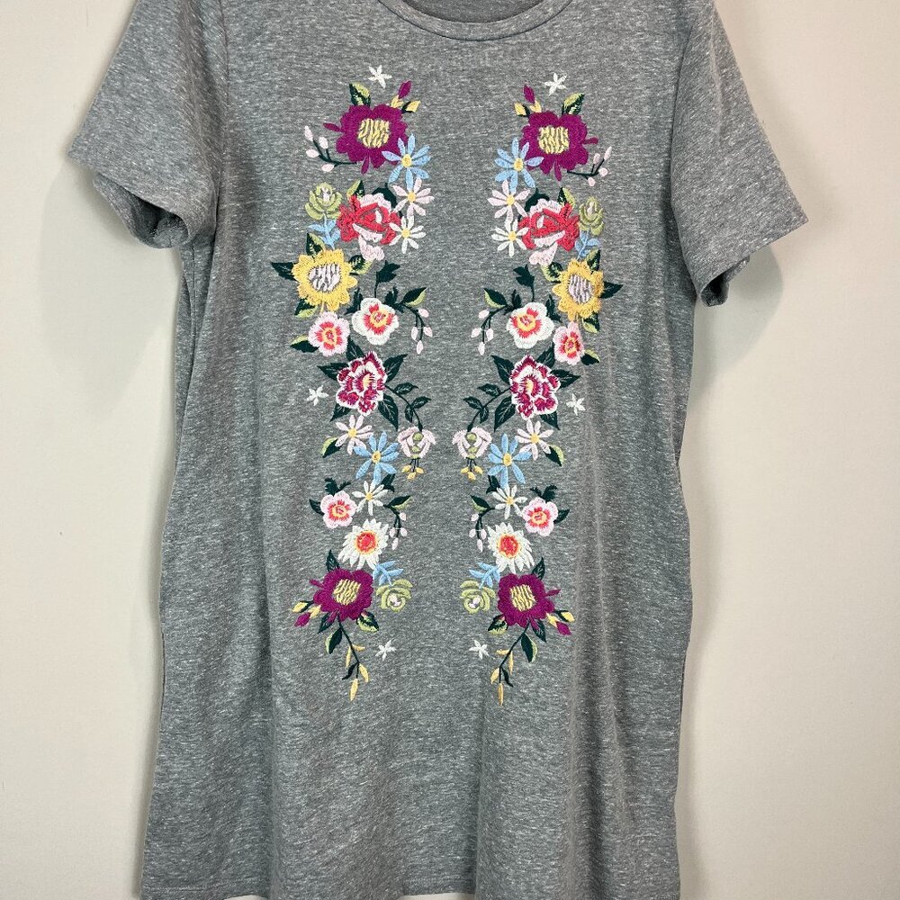 Women's Grey Umgee Embroidered T shirt dress w/pockets Size M